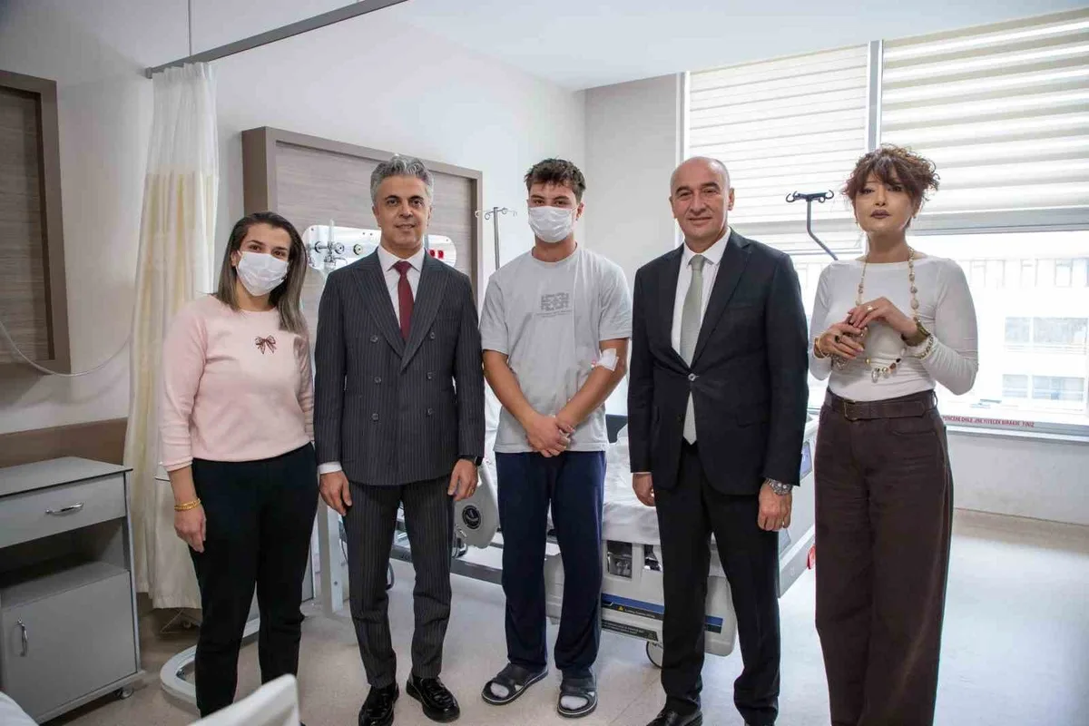 EBYÜ Rektörü Kuyrukluyıldız, hastanede tedavi gören öğrencilere geçmiş olsun diledi