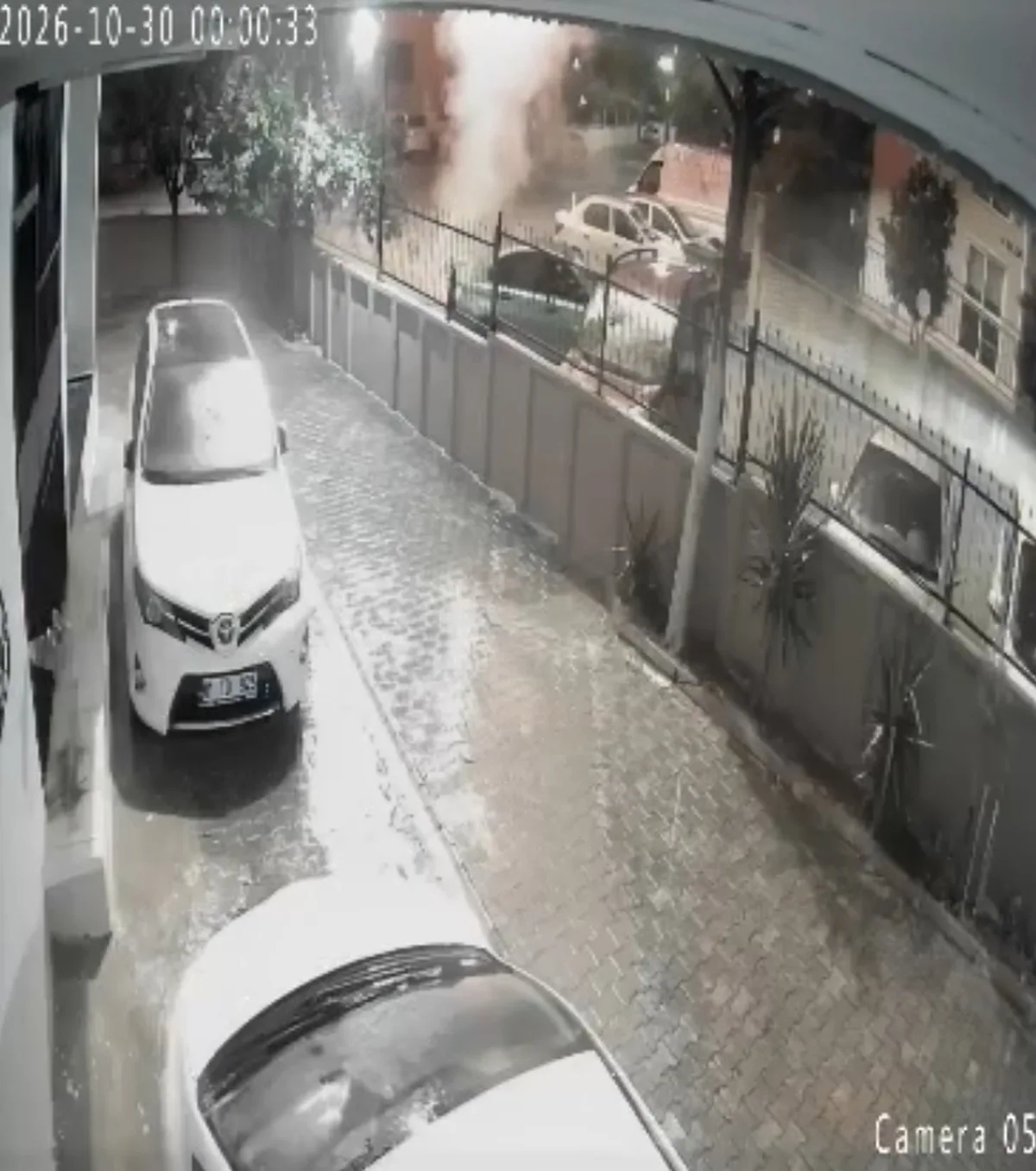 Adana Çukurova'da gençler sokakta havai fişek patlattı, balkon ve araçlar zarar gördü