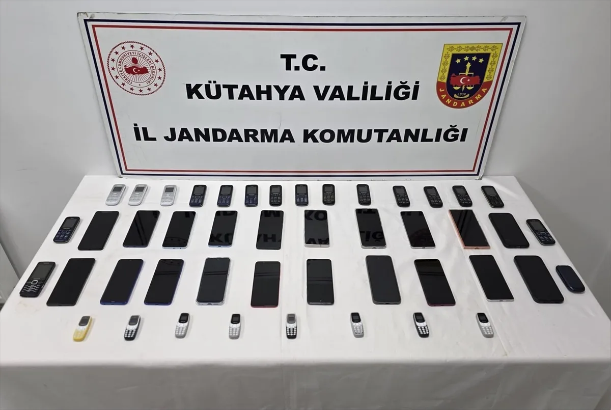 Simav'da jandarma operasyonunda 45 gümrük kaçağı cep telefonu ele geçirildi