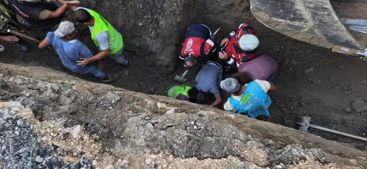Hatay Arsuz'da toprak kaymasında göçük altında kalan işçiyi itfaiye kurtardı