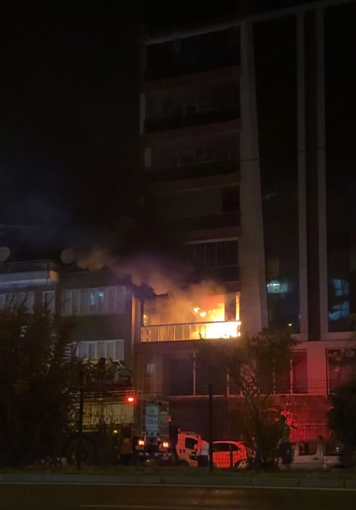 Aydın Efeler'de 9 katlı binanın 2. katındaki yangında 5 kişi dumandan etkilendi
