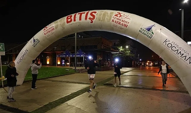 Kartepe’de Cumhuriyet Coşkusu Gece Koşusuyla Zirveye Taşındı