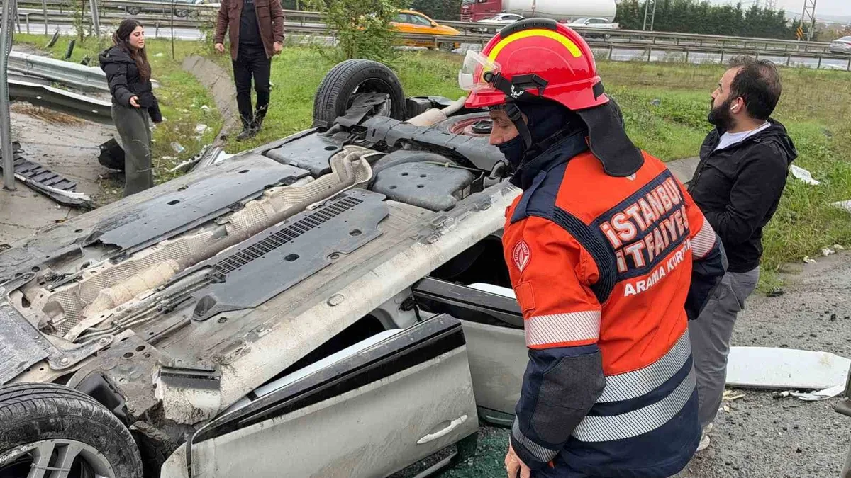 Eyüpsultan'da takla atan otomobildeki 3 kişiye olay yerinde müdahale edildi