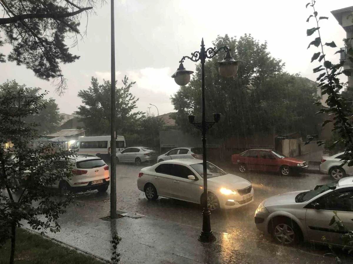 Erzincan'da fındık büyüklüğündeki dolu kent merkezinde zor anlar yaşattı