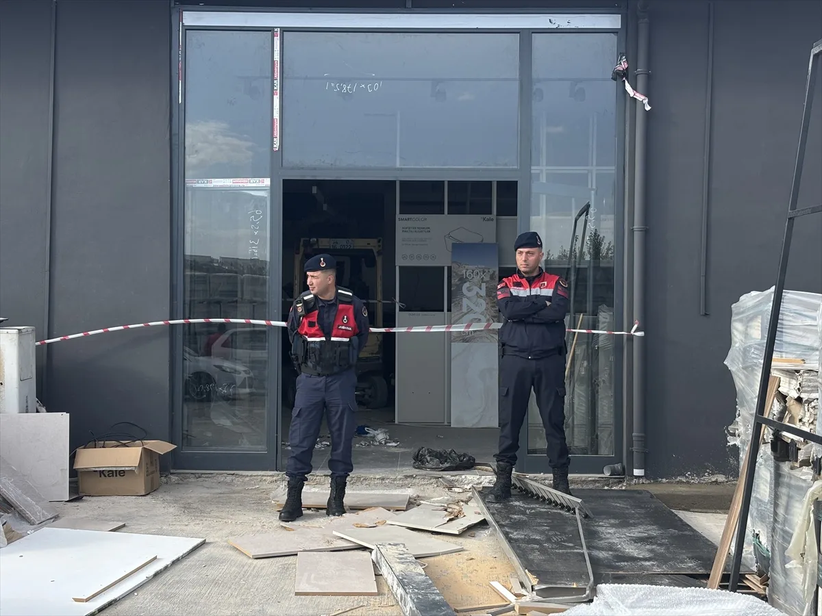 Gaziantep Şahinbey'de mermer stantı devrilince 1 işçi öldü, 1 işçi ağır yaralandı.