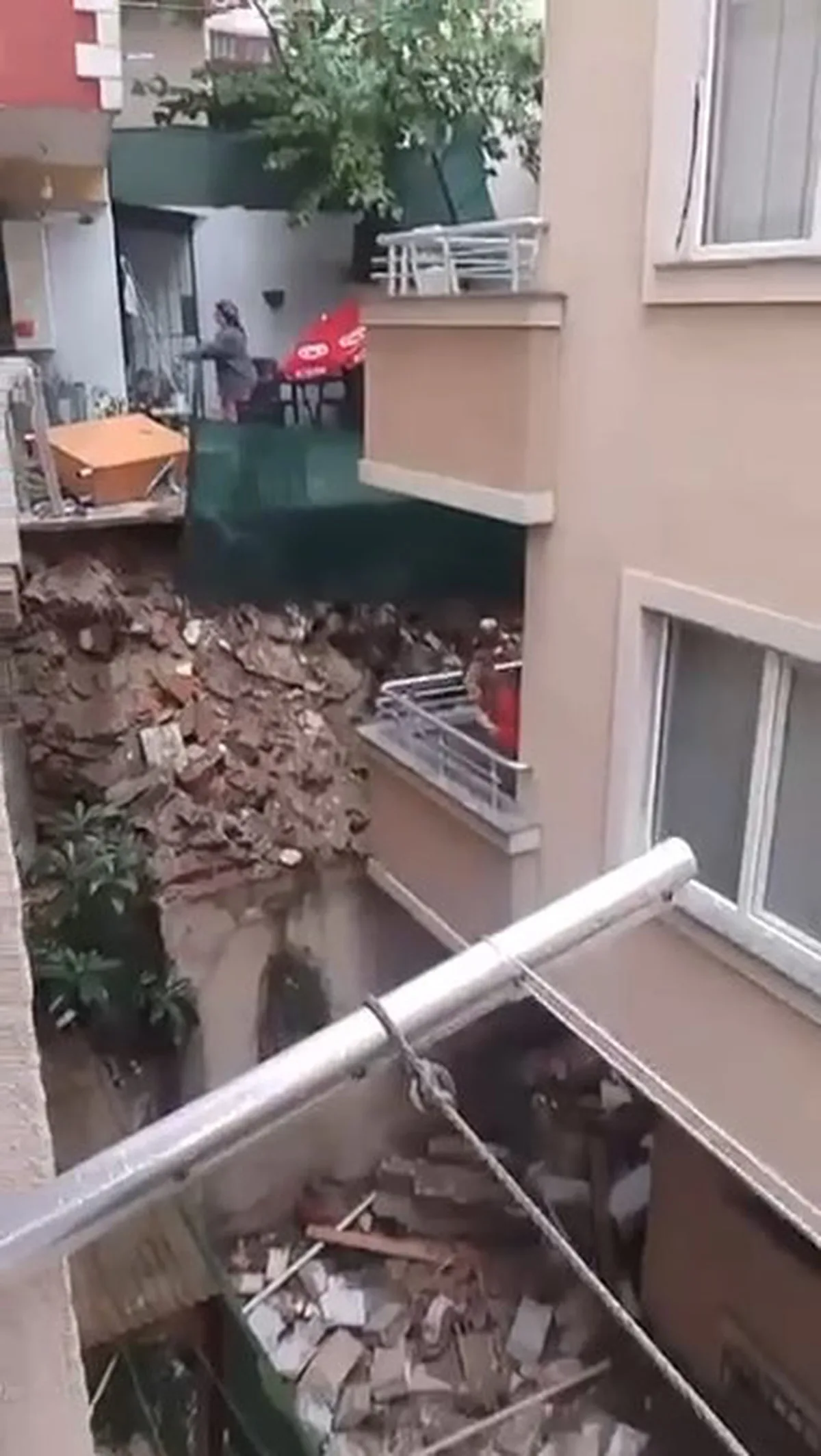 Kağıthane Gültepe'de sağanak sonrası evin istinat duvarı çöktü, hasar oluştu