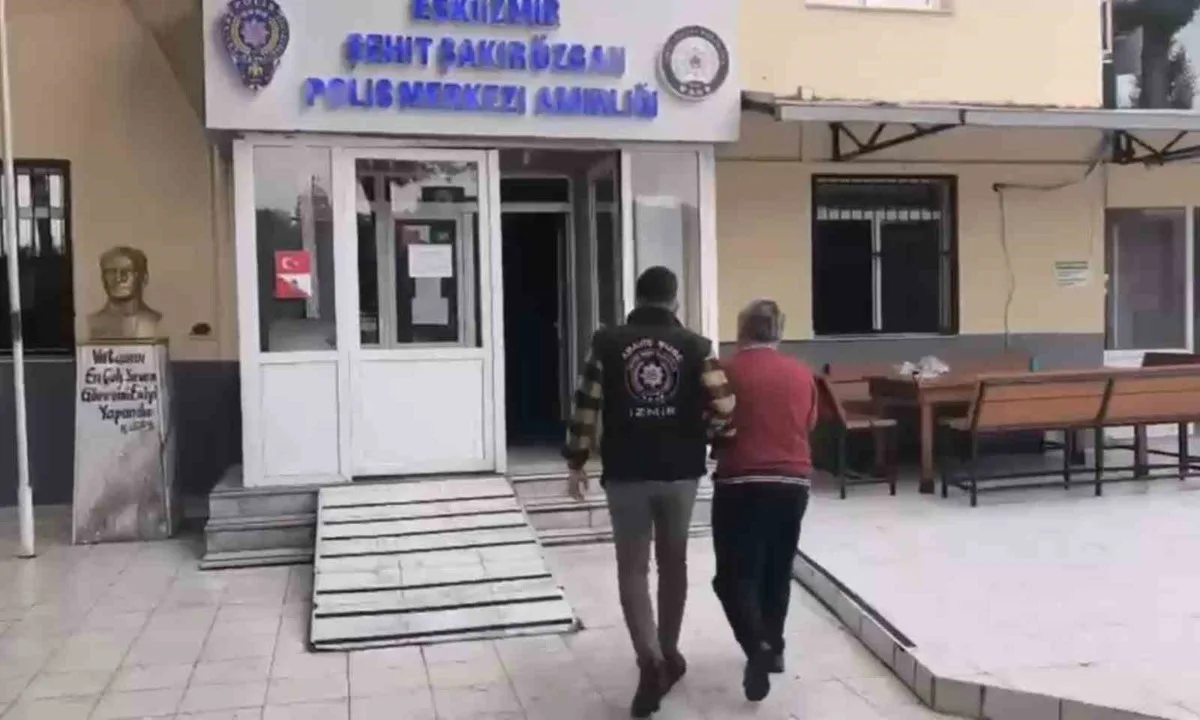 İzmir Emniyet Müdürlüğünün 74 adrese düzenlediği operasyonda 164 şüpheli yakalandı