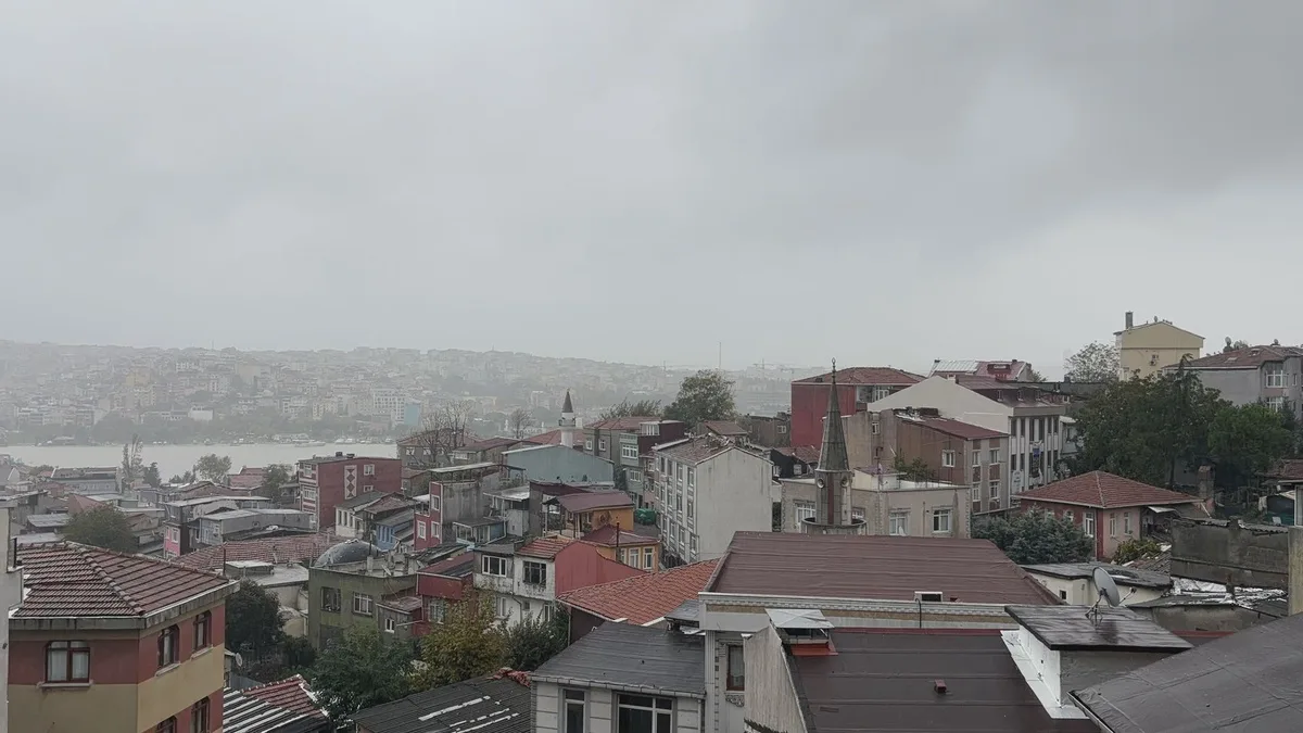 İstanbul'da sağanak etkisini artırırken kara bulutlar gündüzü kararttı