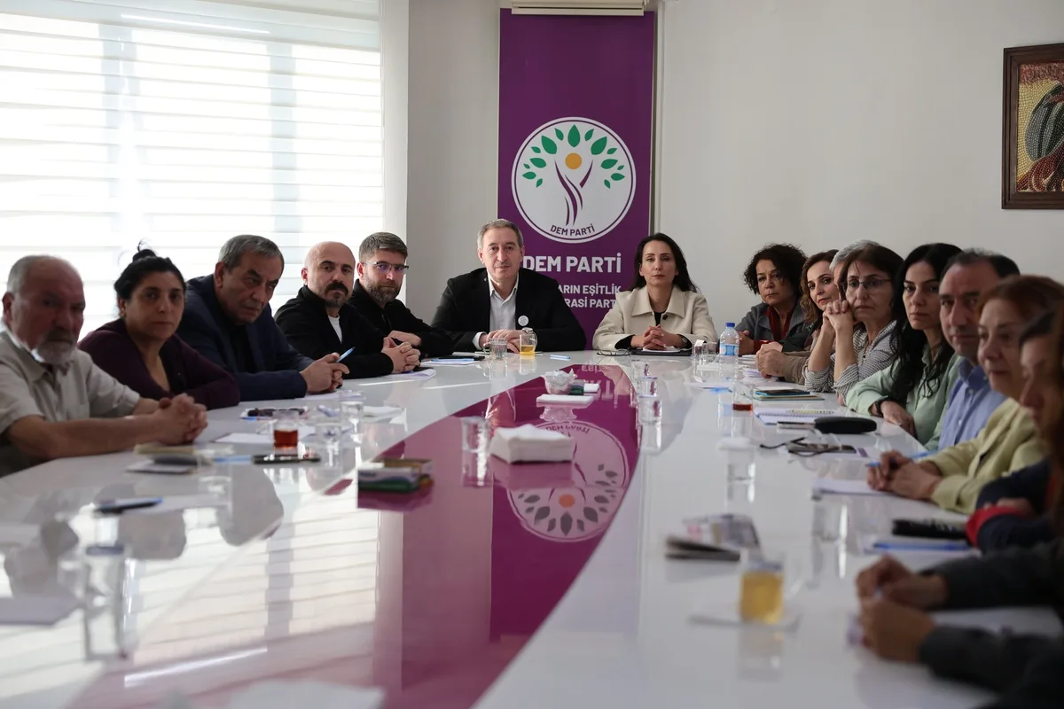 DEM Parti Eş Genel Başkanları HDK ve bileşen partileriyle Genel Merkez'de buluştu
