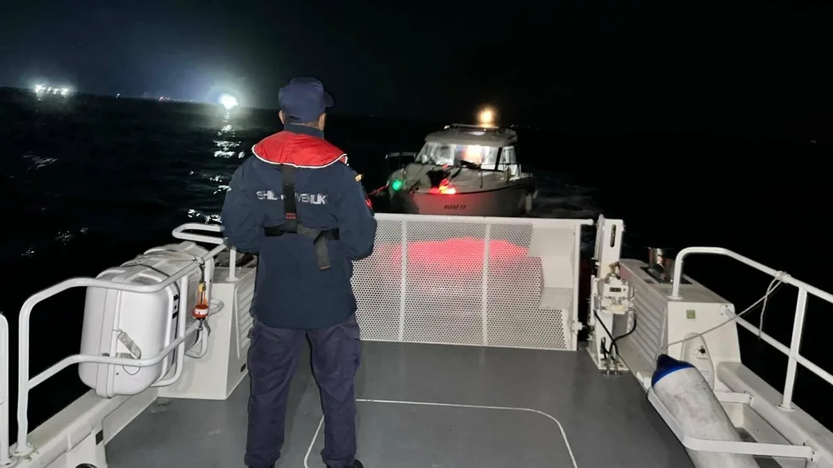 Motor arızası yaşayan teknedeki 3 kişi Didim'de Sahil Güvenlik ekiplerince kurtarıldı