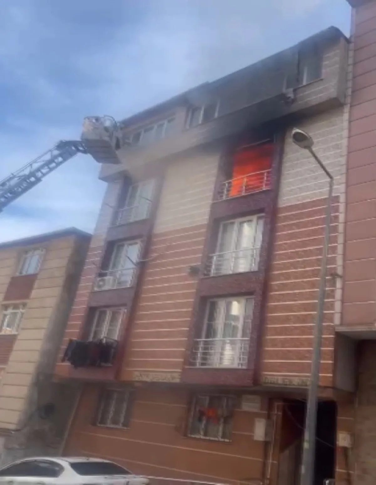Esenyurt'ta yangında üst katta mahsur kalan 1'i bebek 5 kişiyi itfaiye kurtardı