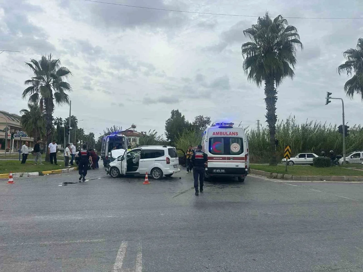 Manavgat'ta iki otomobilin çarpıştığı kazada 3 kişi yaralandı