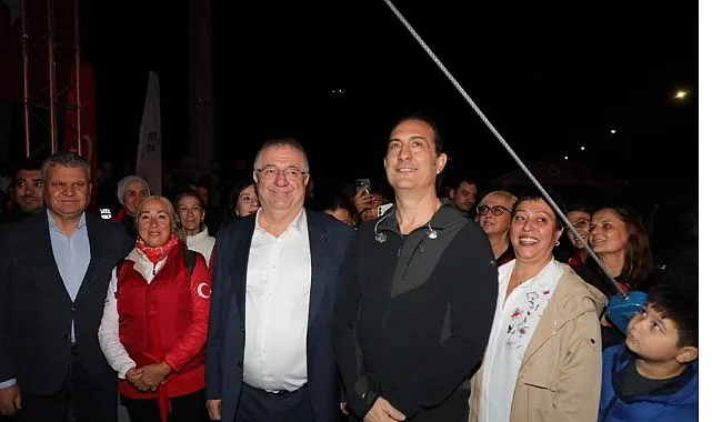 Edremit’te Cumhuriyet Bayramı coşkusu yağmura rağmen dinmedi