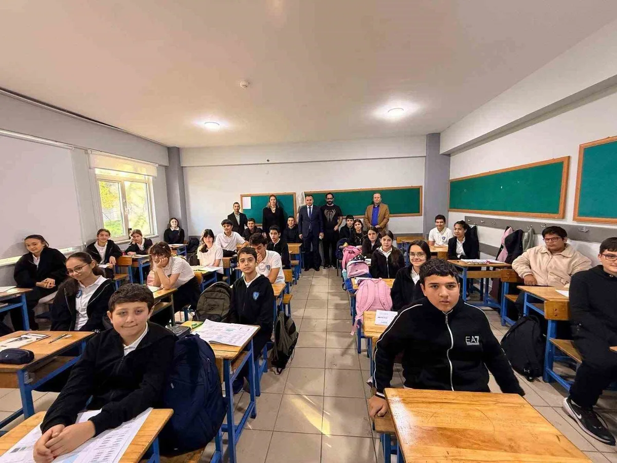 Akçakoca Kaymakamı Uzan, Mustafa Açıkalın Ortaokulunu ziyaret etti