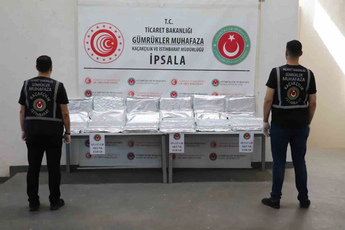 İpsala Gümrük Sahası'nda bir minibüste 65 kilo 112 gram uyuşturucu ele geçirildi