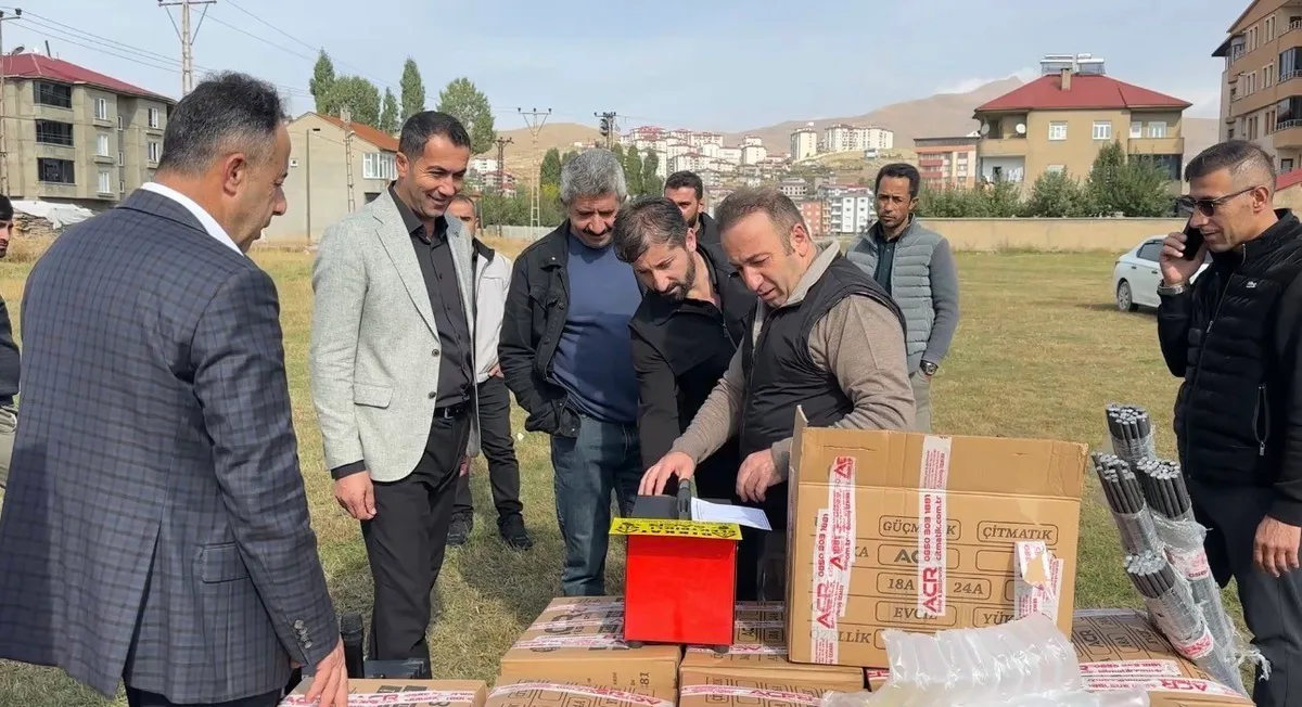Hakkari Yüksekova'da 30 arıcıya yüzde 75 hibeli elektrikli çit dağıtıldı