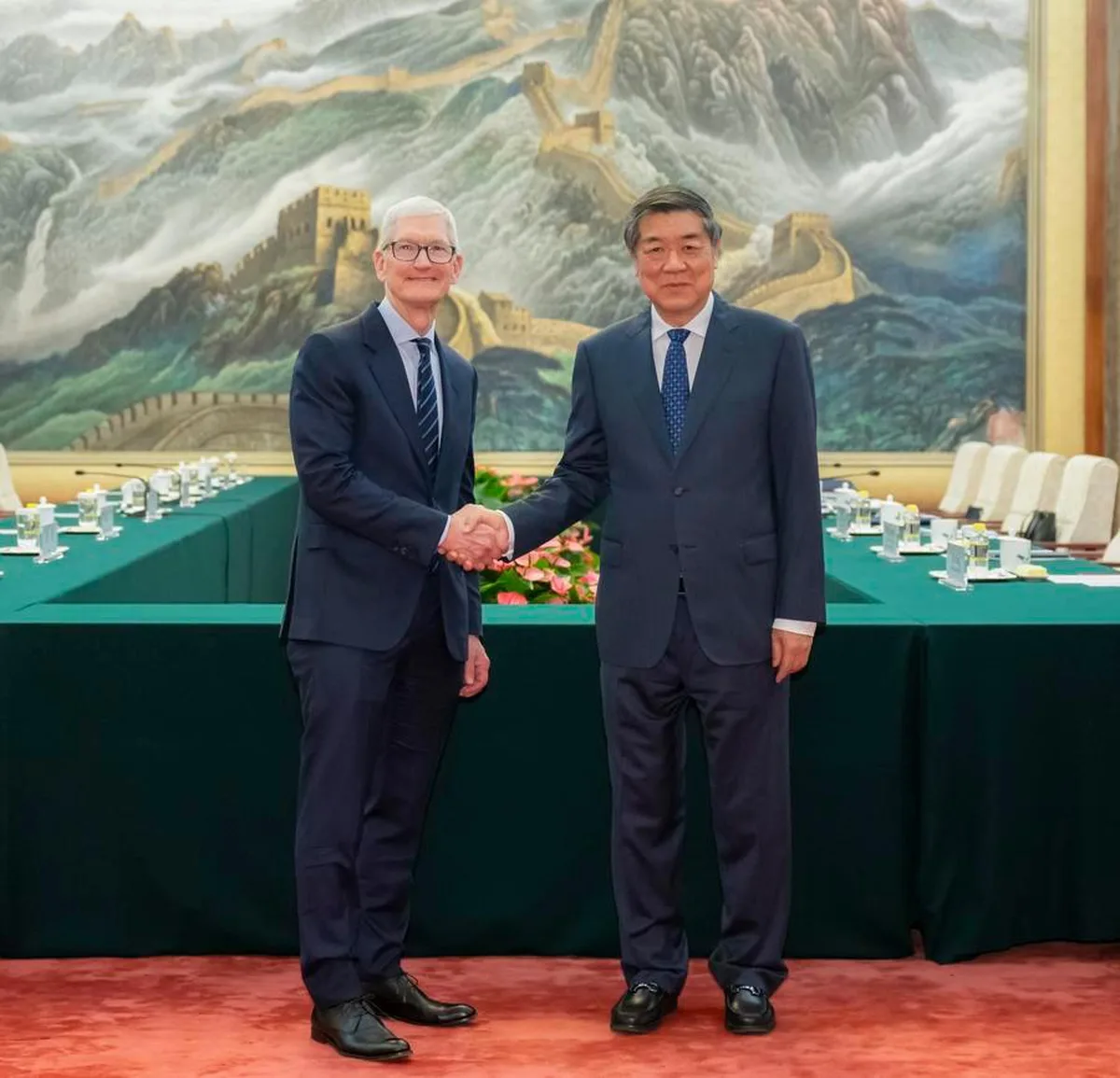Tim Cook, Beijing'de Apple'ın Çin'deki uzun vadeli gelişimine güvendiğini belirtti