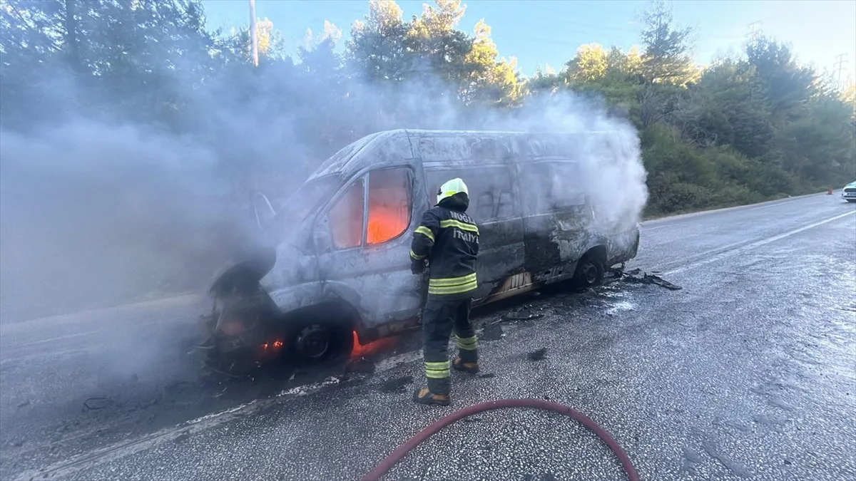 Muğla'nın Bodrum ilçesinde 3 öğrencinin bulunduğu okul servis aracı yandı