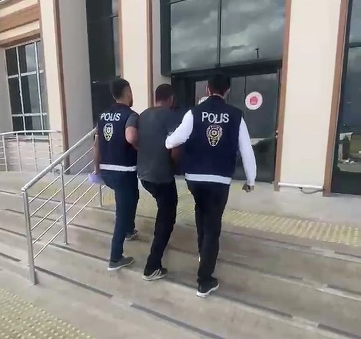 Adıyaman Besni'de 15 yıl 4 ay hapis cezası olan firari kovalamacayla yakalandı