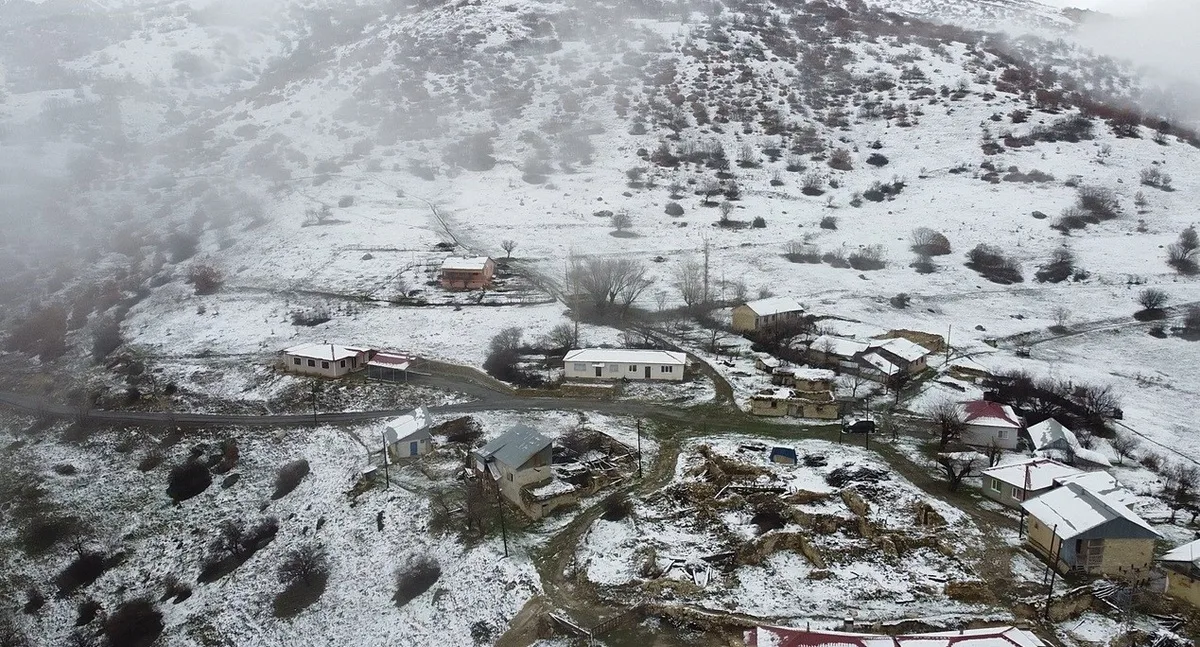 Erzincan'da sıcaklık düşünce Esence ve Kızıldağ zirveleri karla kaplandı