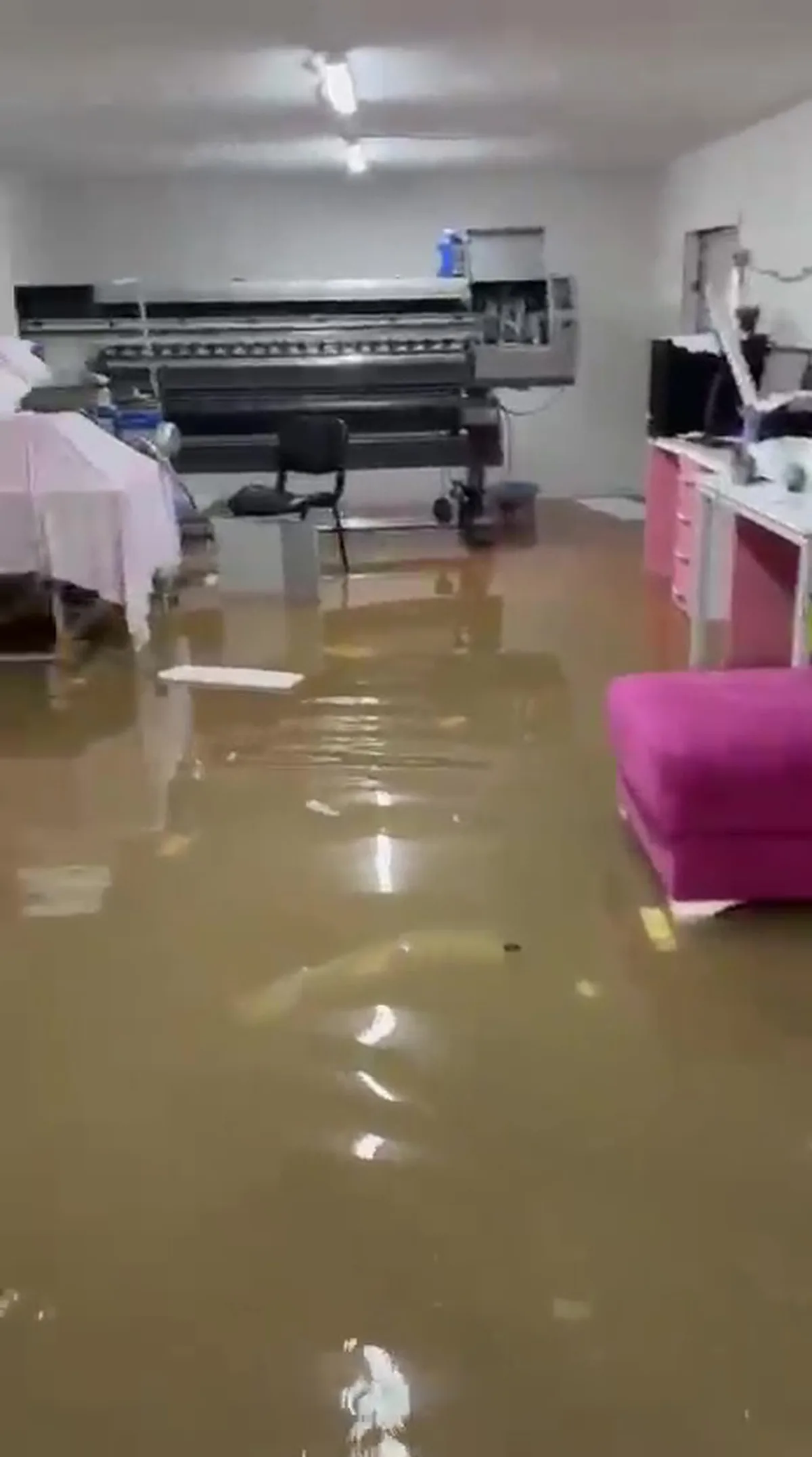 Kocaeli'de sağanak nedeniyle ev ve iş yerlerini su bastı