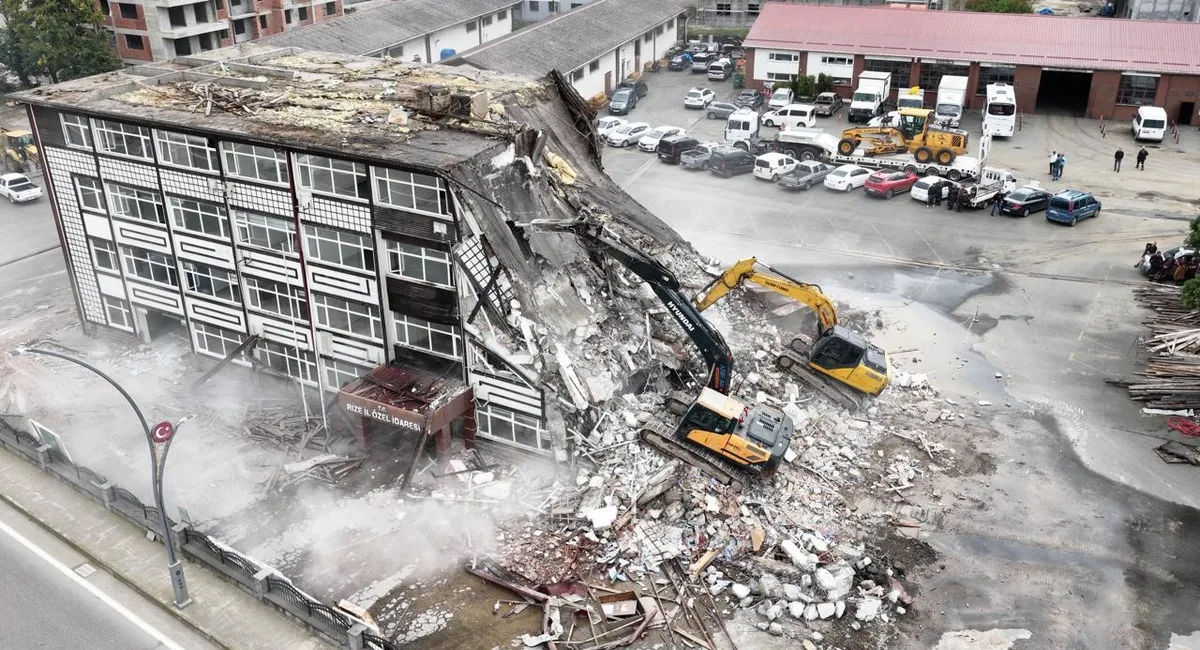 Rize İl Özel İdaresi’nin Engindere’deki riskli A Blok binasında yıkım başladı