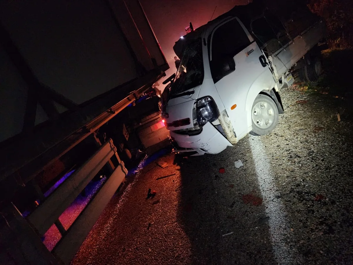 Bursa Yenişehir'de tır ile kamyonet çarpıştı, 2 kişi yaralandı