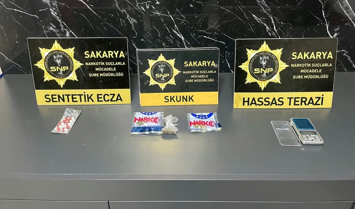 Sakarya'da polisin 2 adrese düzenlediği uyuşturucu operasyonunda 3 kişi tutuklandı