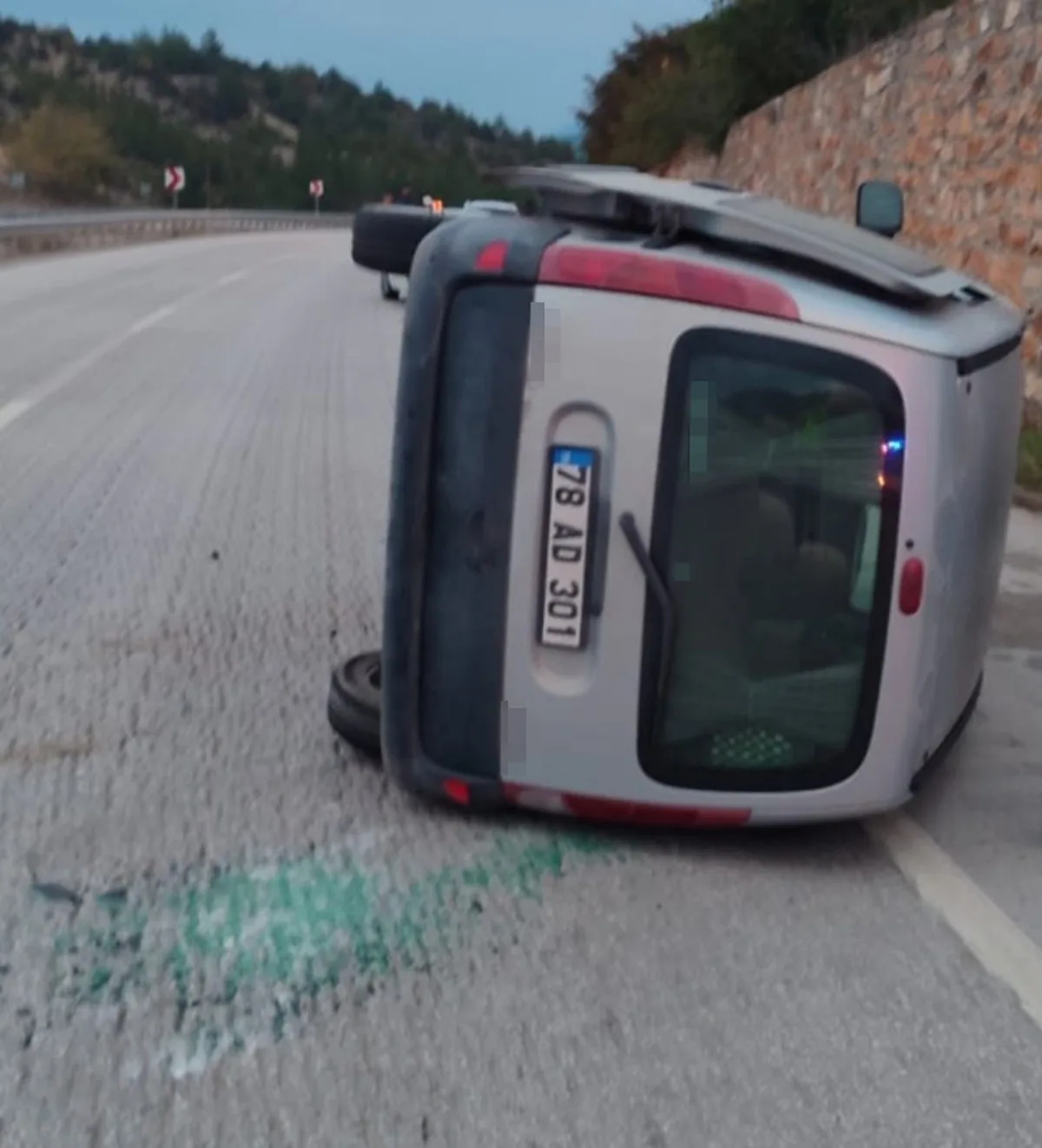 Karabük Eskipazar'da refüje çarpan otomobil devrildi, 1 kişi yaralandı.