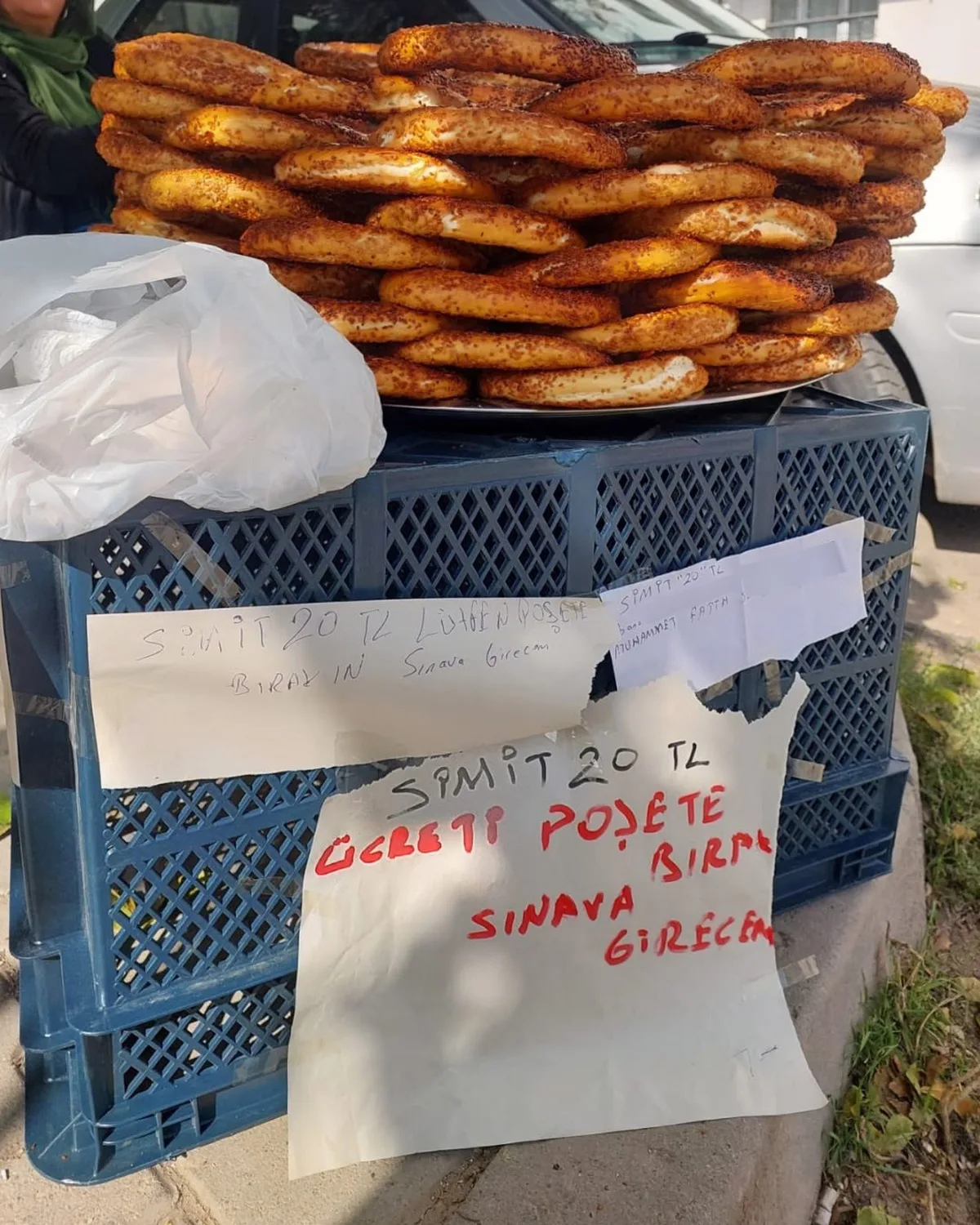Elazığ'da simitçi, 'Simit 20 TL, poşete bırak' notu bırakıp KPSS'ye girdi