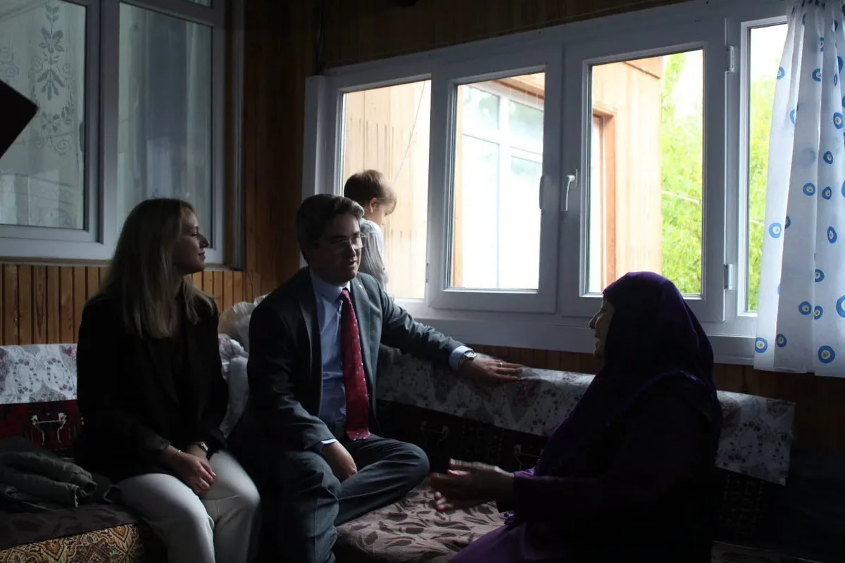 Erzincan Kemaliye'de Kaymakam, Yaşlılar Haftası'nda yaşlıları evinde ziyaret etti