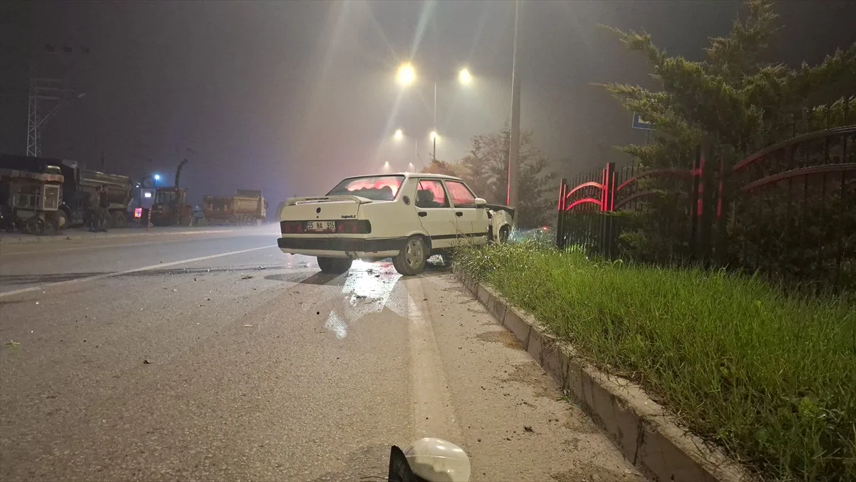 Samsun Bafra'da bariyerlere çarpan otomobilin sürücüsü hastaneye kaldırıldı