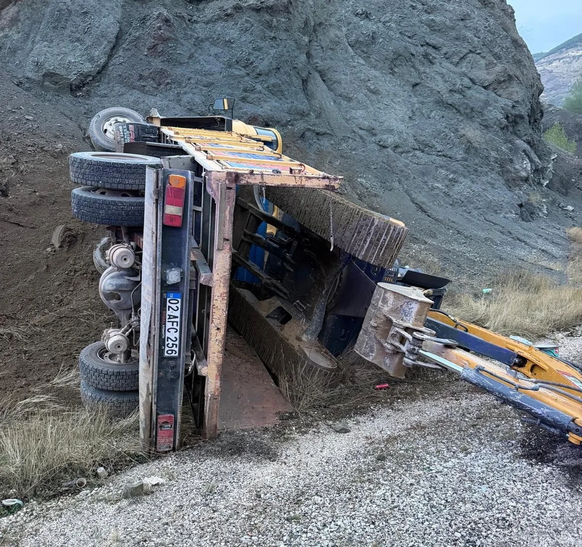 Adıyaman Gölbaşı'nda iş makinesi yüklü kamyon şarampole devrildi, 2 kişi yaralandı