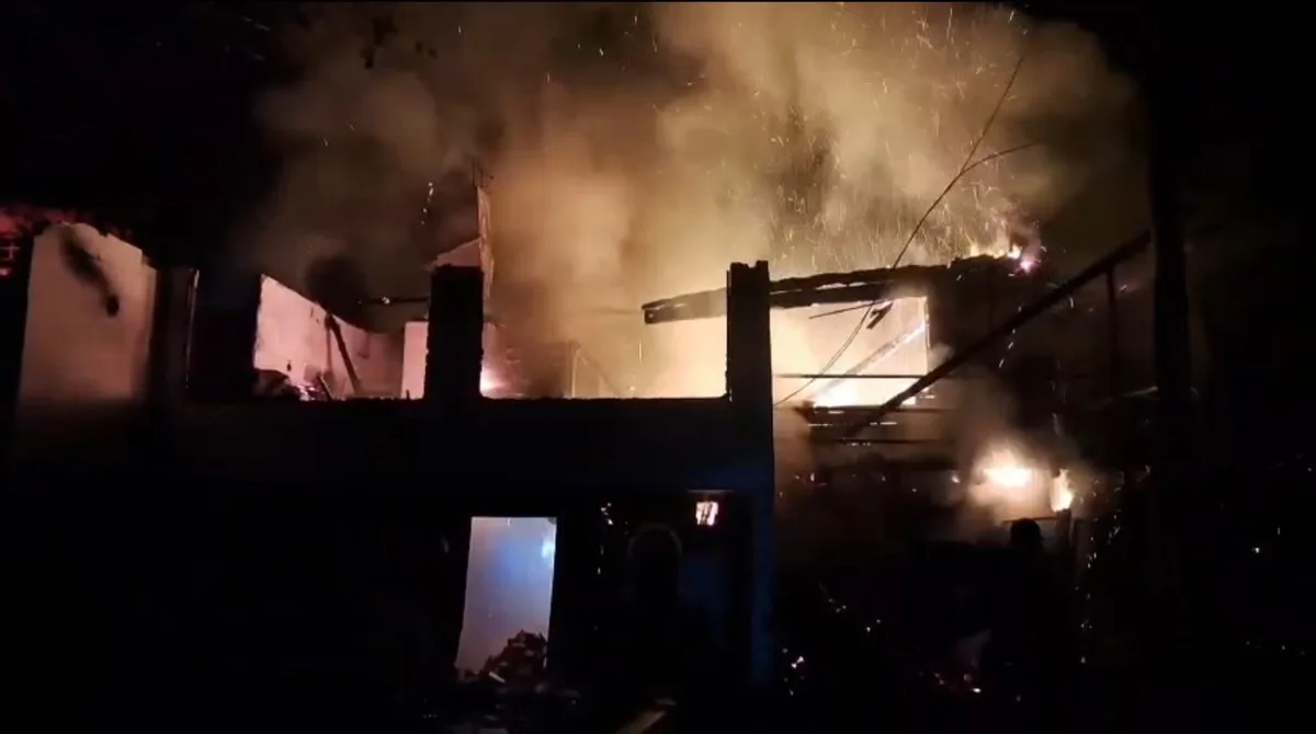 Safranbolu'da çıkan yangında ev kullanılamaz hale geldi, büyükbaş hayvanlar kurtarıldı