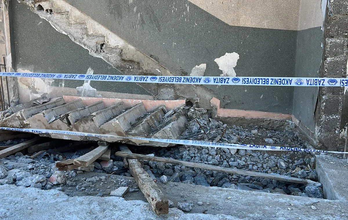 Depremde eşi ve 2 kızını kaybeden işçi, çöken merdivenin altında kalıp öldü