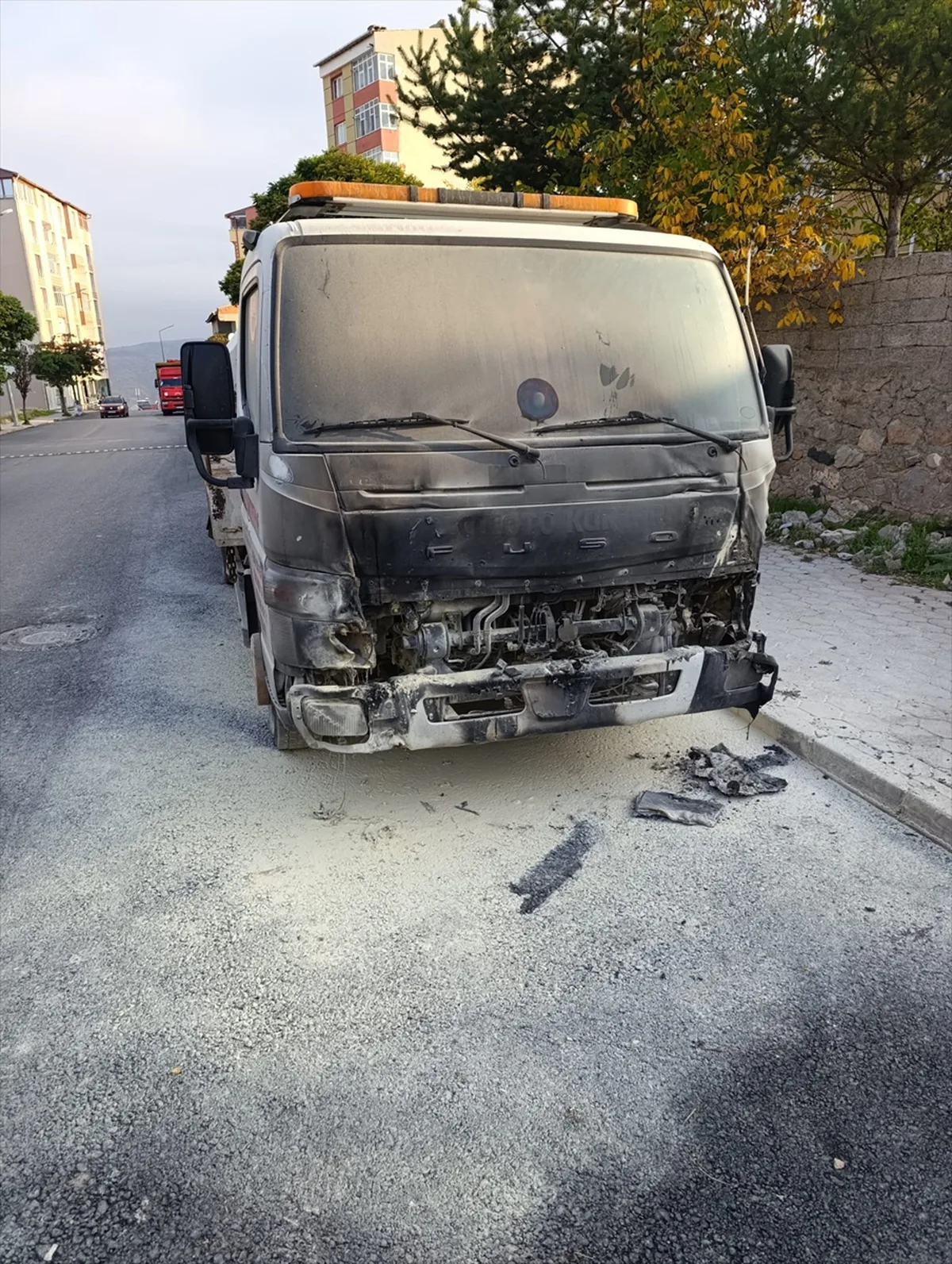 Suşehri'nde park halindeki çekicide çıkan yangın hasara neden oldu