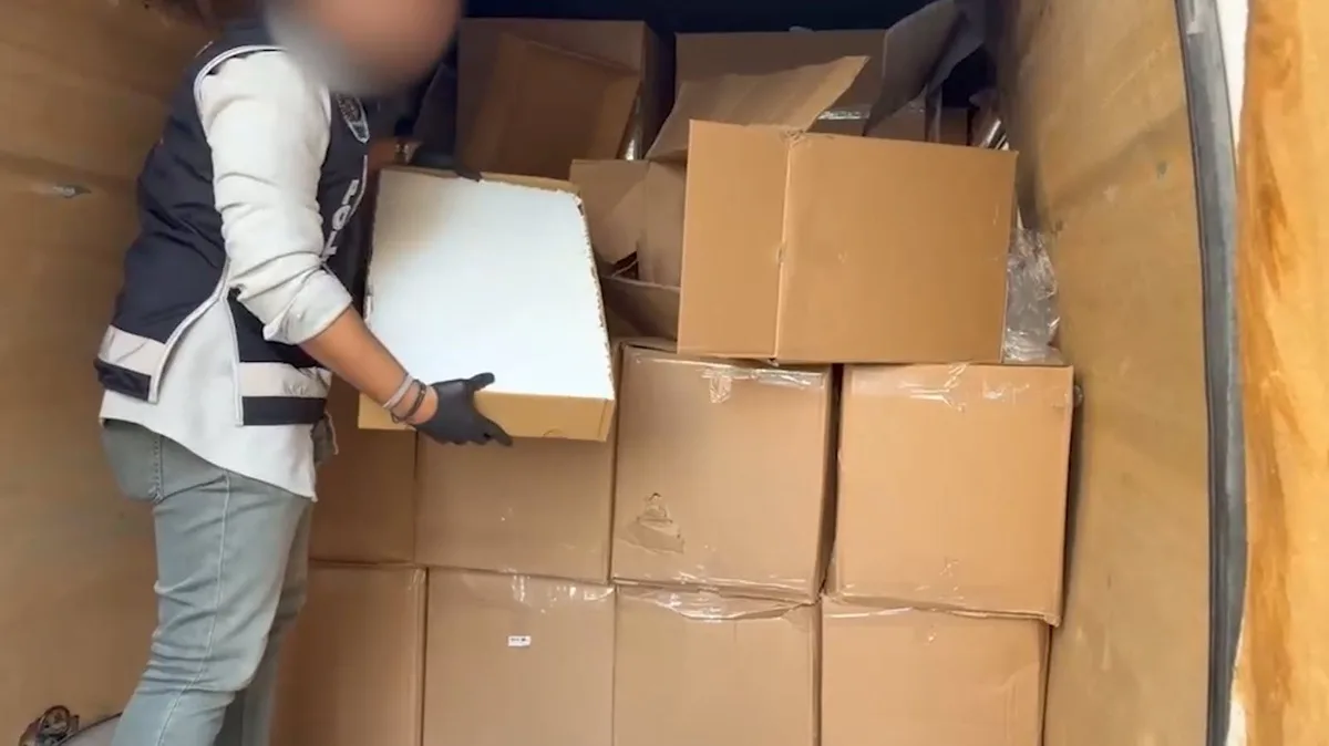 Polis, İzmir Bornova'da minibüste 1 milyon 100 bin kaçak makaron ele geçirdi
