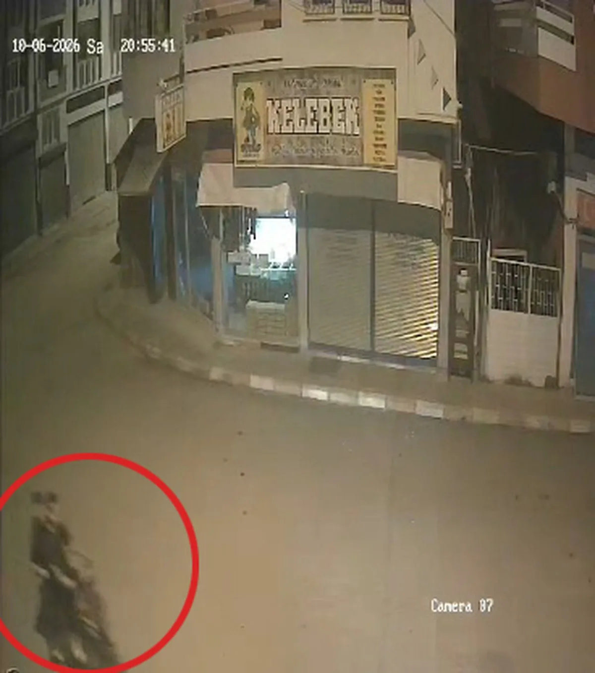 Adana Kozan'da otomobil elektrikli bisiklete çarptı, sürücüsü kaçtı, 2 kişi yaralandı