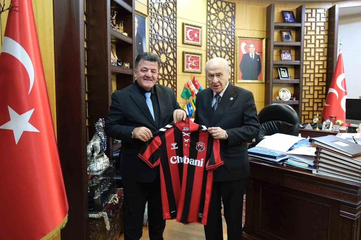 Erzincanspor yönetimi, MHP Genel Başkanı Bahçeli'yi ziyaret edip forma takdim etti