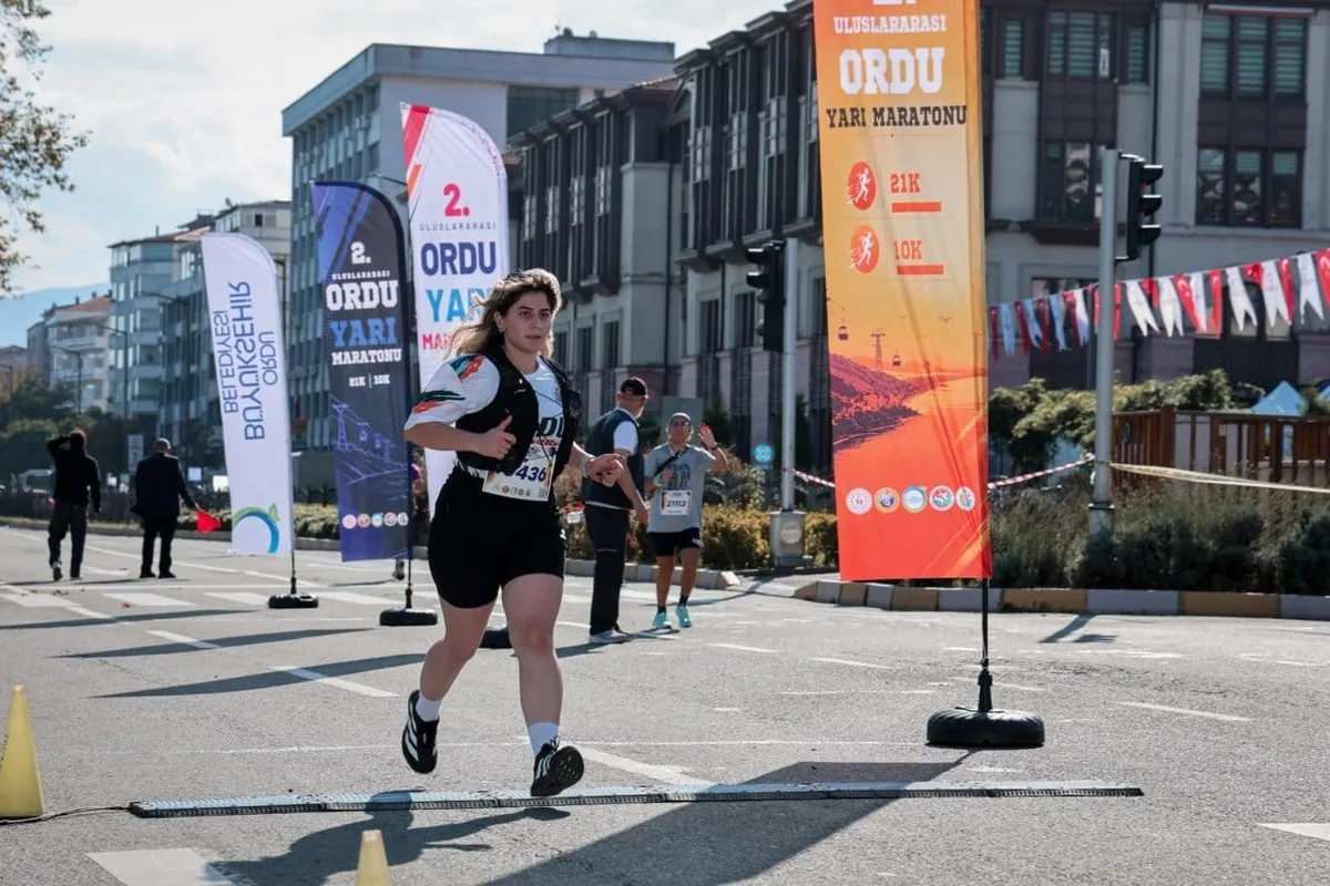 Ordu Altınordu'da düzenlenen yarı maratonda 8 ülkeden 707 sporcu yarıştı