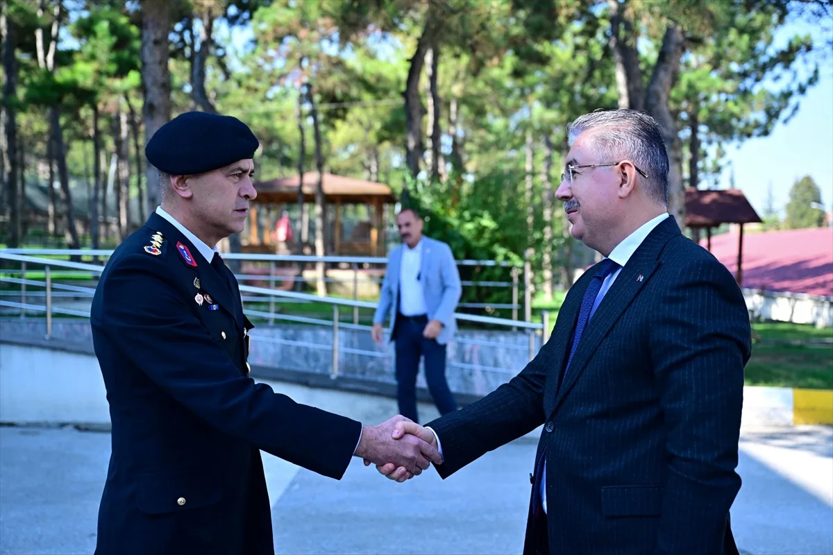 Eskişehir Valisi Erdinç Yılmaz, İl Jandarma Komutanlığında Şeref Defteri'ni imzaladı