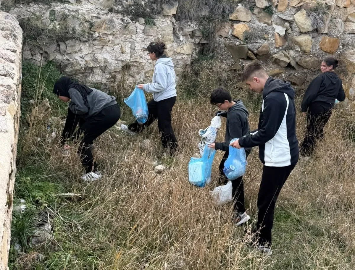 Bayburt Lisesi öğrencileri Bayburt Kalesi çevresinde temizlik yaptı