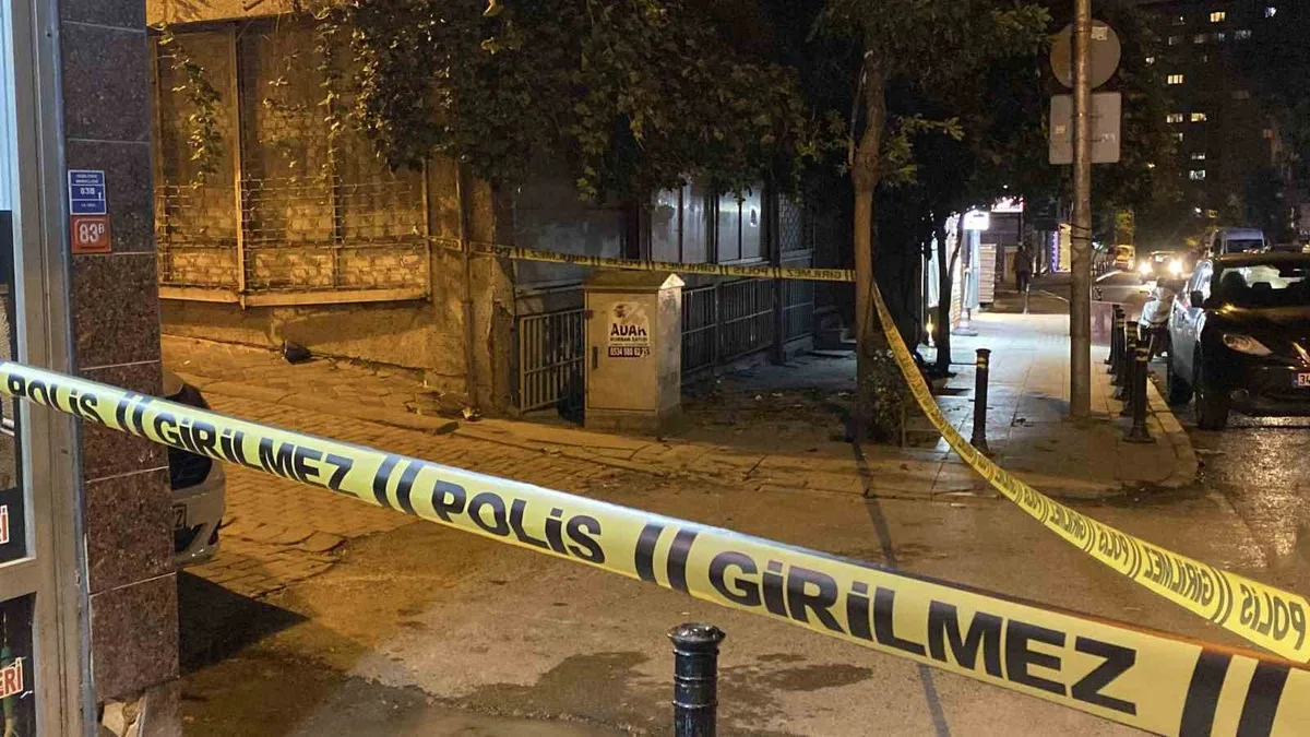 İstanbul Zeytinburnu'nda silahlı kavgada mermi camı kırıp daireye girdi