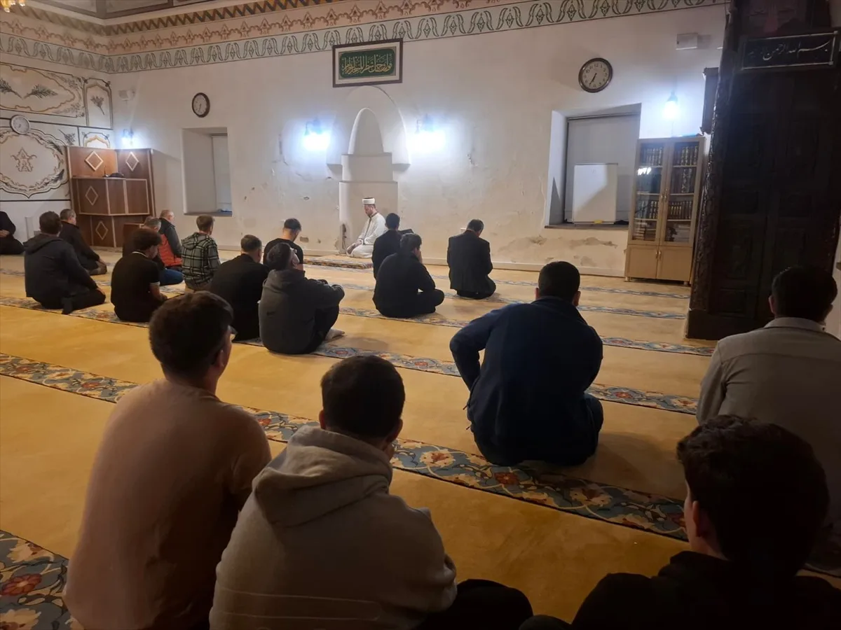 Bafra'da gençlik merkezi gönüllüleri ve yurt öğrencileri akşam namazında buluştu