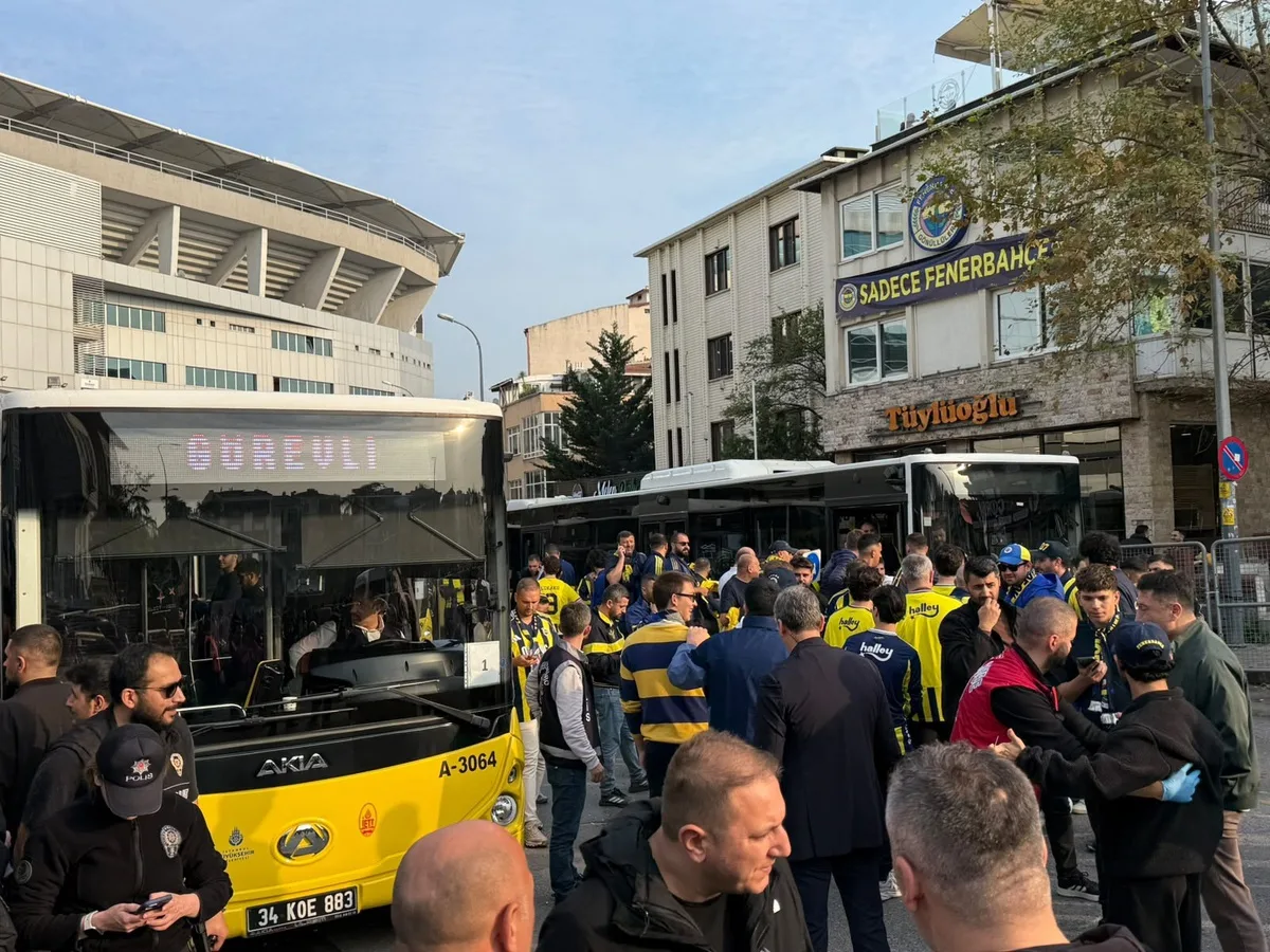 Galatasaray deplasmanına gidecek Fenerbahçeli taraftarlar Kadıköy'de toplandı