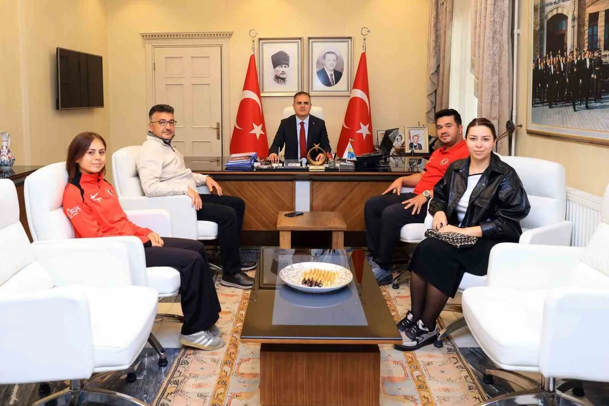 Muğla Valisi Akbıyık, 2027 kadrosuna seçilen milli okçuları altınla ödüllendirdi