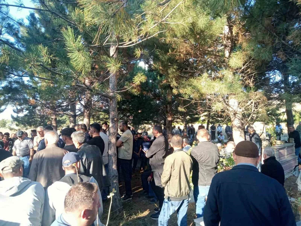 İş makinasıyla çarpışan serviste hayatını kaybeden şoför toprağa verildi