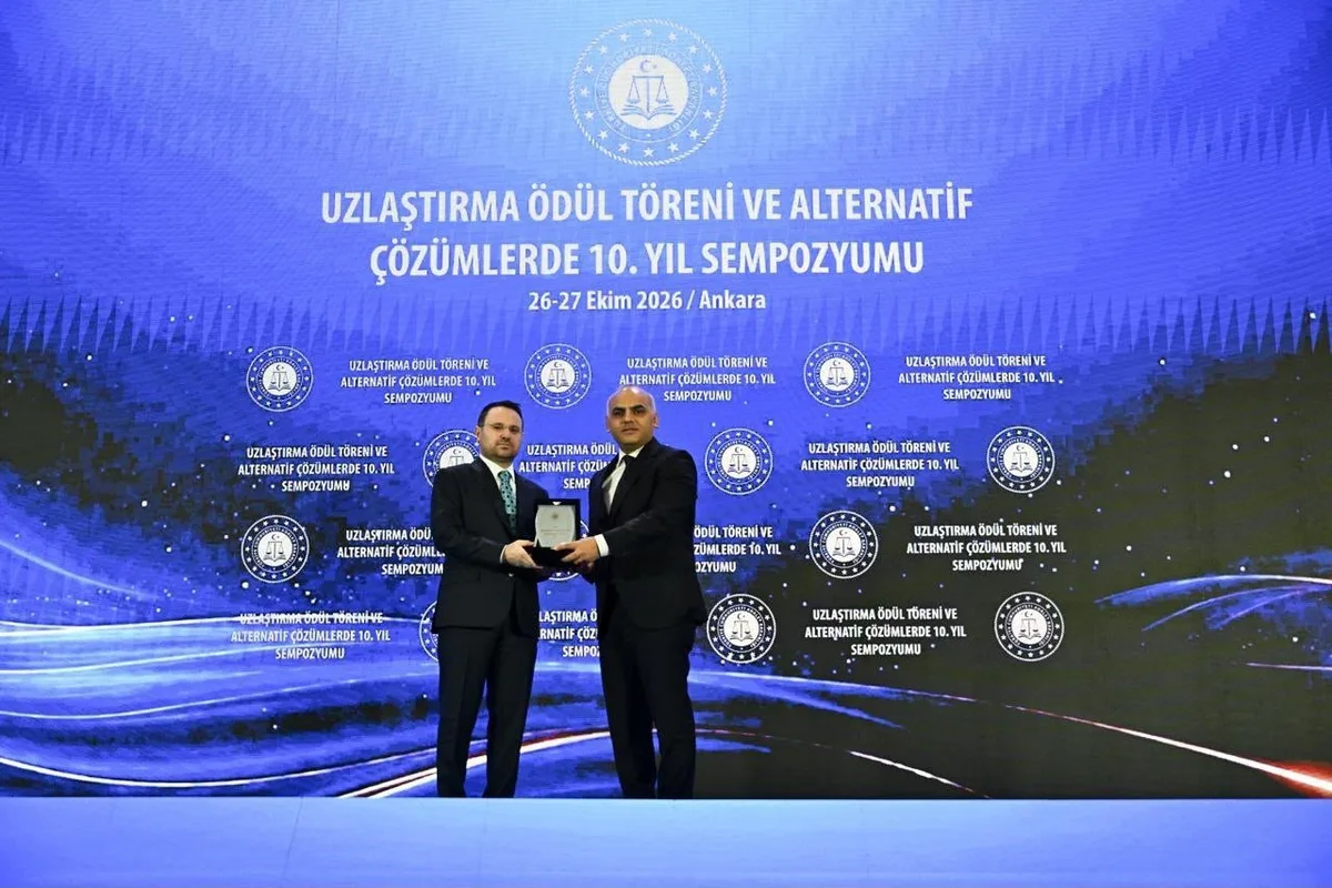 Adalet Bakanı Gürlek, Van Cumhuriyet Başsavcısı Kara'ya uzlaştırma ödülünü verdi