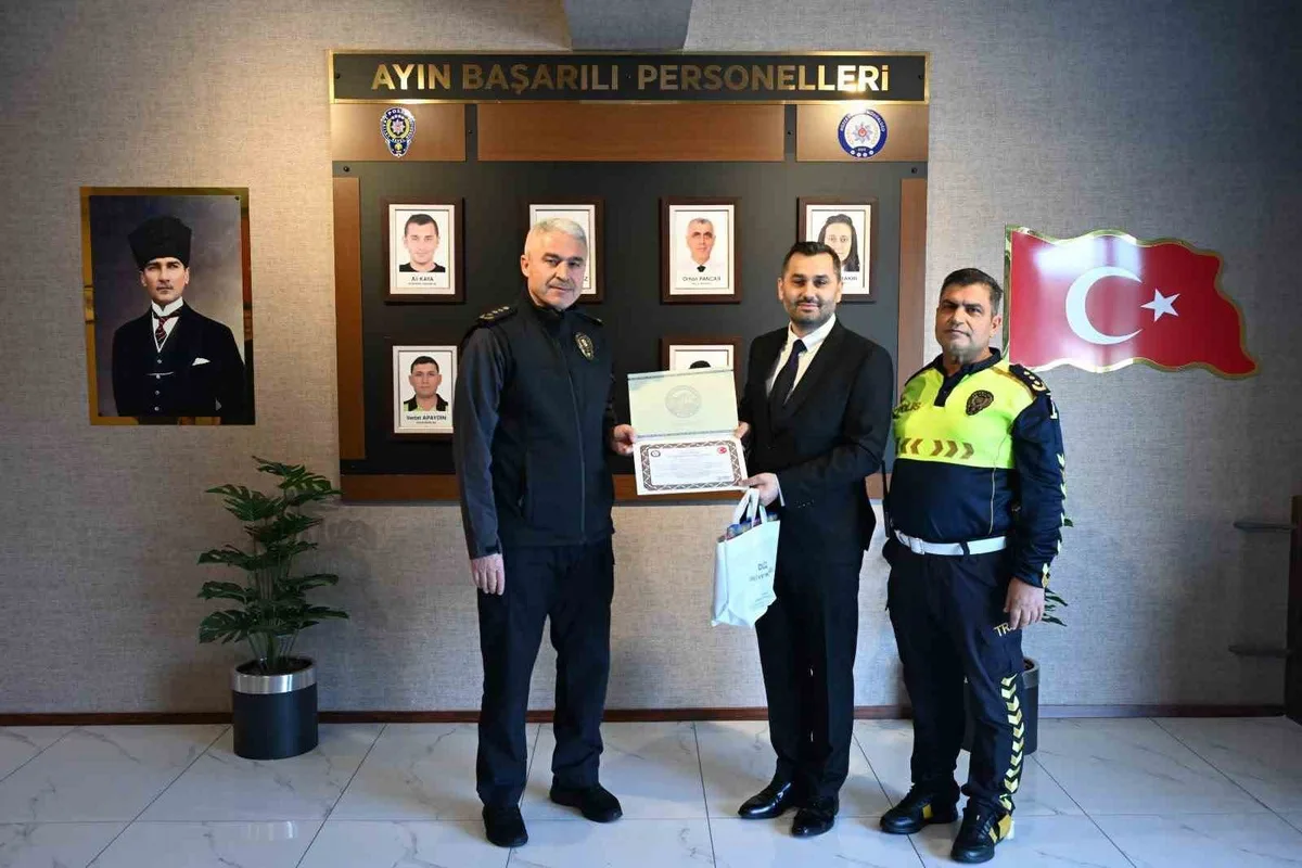 Düzce İl Emniyet Müdürü Ergüder, eylülde başarılı personele belge ve hediye verdi