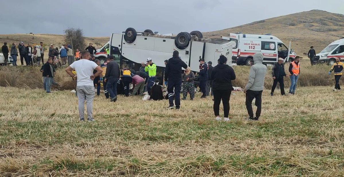 Afyonkarahisar Şuhut'ta midibüs şarampole devrildi, 25 kişi yaralandı